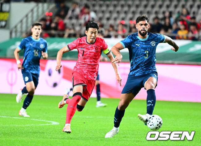 [OSEN=서울월드컵경기장, 지형준 기자]홍명보 감독이 이끄는 대한민국 대표팀과 파라과이의 A매치 평가전이 14일 오후 서울월드컵경기장에서 열렸다.'남미 강호' 파라과이는 지난 10일 일본 원정에서 2-2 무승부를 거두고 온 팀이다. 이번 경기는 홍명보호의 2026 북중미 월드컵 포트 배정을 두고도 중요한 일전이다. 현재 한국은 오스트리아, 호주, 에콰도르와 치열한 포트 2 막차 경쟁을 벌이고 있다.전반 한국 손흥민이 파라과이 수비수를 압박하고 있다. 2025.10.14. /jpnews@osen.co.kr