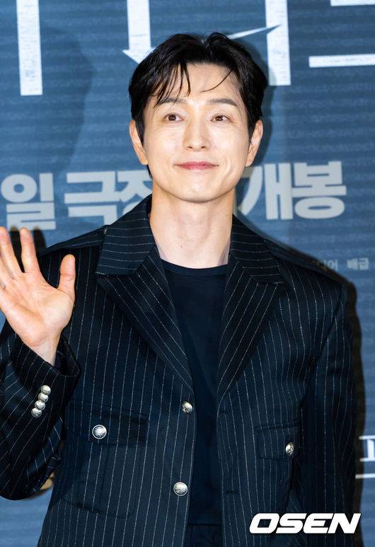 [OSEN=박준형 기자] 12일 오전 서울 용산아이파크몰 내 용산 CGV에서 영화 '살인자 리포트'(감독 조영준) 제작보고회가 진행됐다.‘살인자 리포트’는 특종에 목마른 베테랑 기자 선주(조여정 분)에게 정신과 의사 영훈(정성일 분)이 연쇄살인을 고백하는 인터뷰를 요청하면서 벌어지는 이야기를 다룬 작품으로, 조여정과 정성일 두 베테랑 배우의 숨 막힐 정도로 치열한 연기 대결을 예고하며 기대감을 모으고 있다. 배우 정성일이 포즈를 취하고 있다.   2025.08.12 / soul1014@osen.co.kr