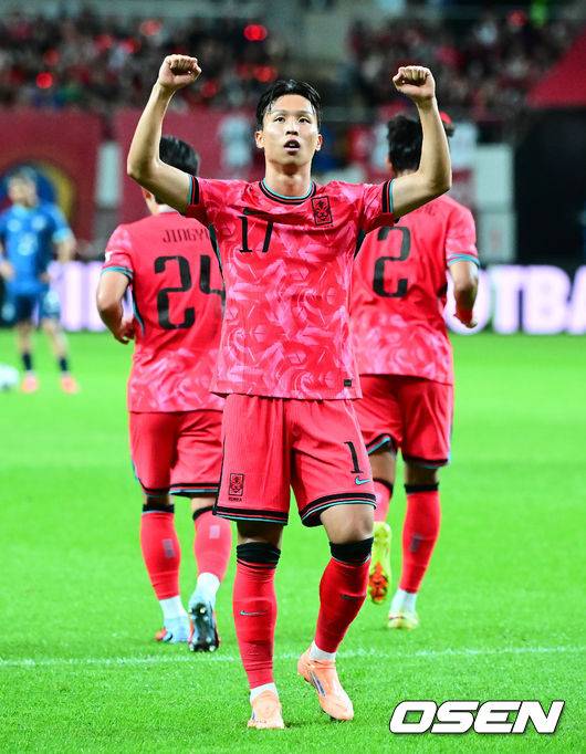 [OSEN=서울월드컵경기장, 지형준 기자]홍명보 감독이 이끄는 대한민국 대표팀과 파라과이의 A매치 평가전이 14일 오후 서울월드컵경기장에서 열렸다.'남미 강호' 파라과이는 지난 10일 일본 원정에서 2-2 무승부를 거두고 온 팀이다. 이번 경기는 홍명보호의 2026 북중미 월드컵 포트 배정을 두고도 중요한 일전이다. 현재 한국은 오스트리아, 호주, 에콰도르와 치열한 포트 2 막차 경쟁을 벌이고 있다.전반 한국 엄지성이 선제골을 넣고 기뻐하고 있다. 2025.10.14. /jpnews@osen.co.kr