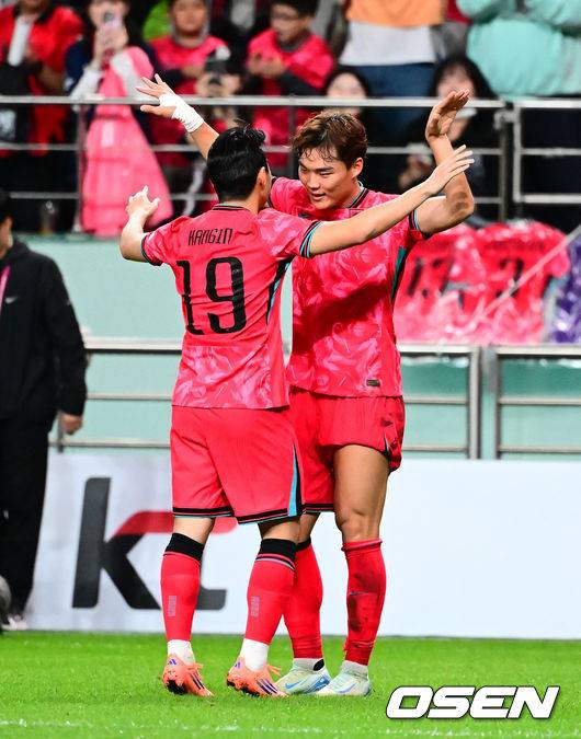 [OSEN=서울월드컵경기장, 지형준 기자]홍명보 감독이 이끄는 대한민국 대표팀과 파라과이의 A매치 평가전이 14일 오후 서울월드컵경기장에서 열렸다.'남미 강호' 파라과이는 지난 10일 일본 원정에서 2-2 무승부를 거두고 온 팀이다. 이번 경기는 홍명보호의 2026 북중미 월드컵 포트 배정을 두고도 중요한 일전이다. 현재 한국은 오스트리아, 호주, 에콰도르와 치열한 포트 2 막차 경쟁을 벌이고 있다.후반 한국 오현규가 골을 성공시키며 이강인과 기뻐하고 있다. 2025.10.14. /jpnews@osen.co.kr