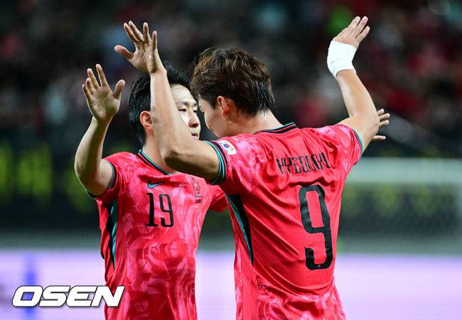[OSEN=서울월드컵경기장, 조은정 기자]홍명보 감독이 이끄는 대한민국 대표팀과 파라과이의 A매치 평가전이 14일 오후 서울월드컵경기장에서 열렸다.'남미 강호' 파라과이는 지난 10일 일본 원정에서 2-2 무승부를 거두고 온 팀이다. 이번 경기는 홍명보호의 2026 북중미 월드컵 포트 배정을 두고도 중요한 일전이다.&nbsp;현재 한국은 오스트리아, 호주, 에콰도르와 치열한&nbsp;포트 2 막차 경쟁을 벌이고 있다.대한민국의 두 번째 골을 넣은 오현규가 어시스트를 한 이강인과 기뻐하고 있다. 2025.10.14 /cej@osen.co.kr