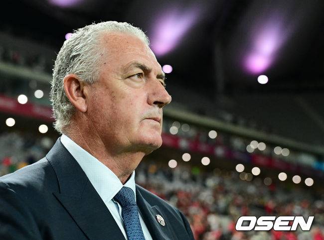 [OSEN=서울월드컵경기장, 지형준 기자]홍명보 감독이 이끄는 대한민국 대표팀과 파라과이의 A매치 평가전이 14일 오후 서울월드컵경기장에서 열렸다.'남미 강호' 파라과이는 지난 10일 일본 원정에서 2-2 무승부를 거두고 온 팀이다. 이번 경기는 홍명보호의 2026 북중미 월드컵 포트 배정을 두고도 중요한 일전이다.&nbsp;현재 한국은 오스트리아, 호주, 에콰도르와 치열한&nbsp;포트 2 막차 경쟁을 벌이고 있다.파라과이 알파로 감독이 경기를 준비하고 있다. 2025.10.14. /jpnews@osen.co.kr