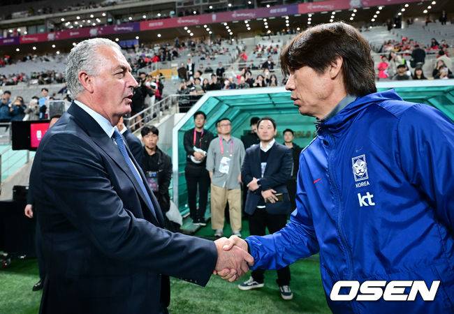 [OSEN=서울월드컵경기장, 조은정 기자]홍명보 감독이 이끄는 대한민국 대표팀과 파라과이의 A매치 평가전이 14일 오후 서울월드컵경기장에서 열렸다.'남미 강호' 파라과이는 지난 10일 일본 원정에서 2-2 무승부를 거두고 온 팀이다. 이번 경기는 홍명보호의 2026 북중미 월드컵 포트 배정을 두고도 중요한 일전이다.&nbsp;현재 한국은 오스트리아, 호주, 에콰도르와 치열한&nbsp;포트 2 막차 경쟁을 벌이고 있다.경기 전 파라과이 구스타보 알파로 감독과 대한민국 홍명보 감독이 인사를 나누고 있다. 2025.10.14 /cej@osen.co.kr