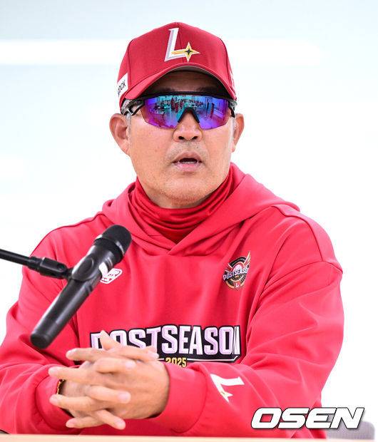 [OSEN=대구, 최규한 기자] 14일 대구 삼성라이온즈파크에서 ‘2025 신한 SOL뱅크 KBO리그’ 준플레이오프(5전 3선승제) 4차전 삼성 라이온즈와 SSG 랜더스의 경기가 열린다.삼성은 아리엘 후라도, SSG는 김광현을 선발로 내세운다.경기를 앞두고 SSG 이숭용 감독이 취재진과 인터뷰를 하고 있다. 2025.10.14 / dreamer@osen.co.kr