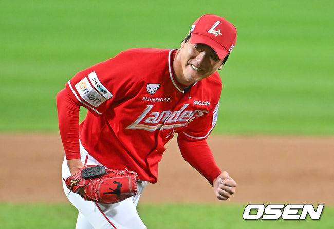 [OSEN=대구, 이석우 기자] 14일 대구 삼성라이온즈파크에서 2025 신한 SOL뱅크 KBO 준플레이오프 삼성 라이온즈와 SSG 랜더스의 4차전 경기가 열렸다. 홈팀 삼성은 후라도가, 방문팀 SSG는 김광현이 선발 투수로 출전했다.SSG 랜더스 선발투수 김광현이 2회말 2사 삼성 라이온즈 김헌곤을 삼진으로 잡고 환호하고 있다. 2025.10.14 / foto0307@osen.co.kr