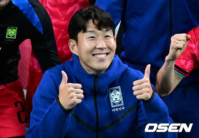 [OSEN=서울월드컵경기장, 조은정 기자]한국 축구가 안방에서 '남미 강호' 파라과이를 물리치며 사상 최초의 2026 국제축구연맹(FIFA) 북중미 월드컵 포트 2 확보에 청신호를 켰다.한국 축구대표팀은 14일 오후 8시&nbsp;서울월드컵경기장에서 열린 A매치&nbsp;친선 경기에서 파라과이를 2-0으로 제압했다. 지난 10일 일본 원정에서 2-2로 비기고 온 파라과이는 한국에 덜미를 잡히며 10월 아시아 투어를 1무 1패로 마감하게 됐다.대한민국 대표팀이 손흥민의 7번 등번호 현수막 앞에서 승리 기념 촬영을 하고 있다. 2025.10.14 /cej@osen.co.kr