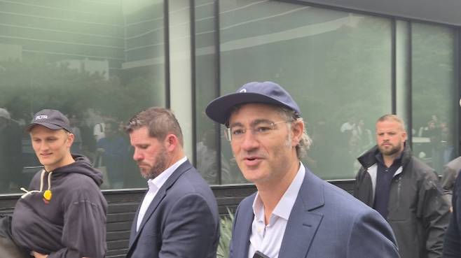 서울 성동구 성수동에 마련된 팔란티어 팝업스토어를 방문한 알렉스 카프 CEO. 민나리 기자