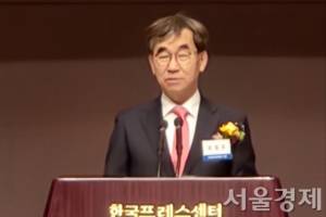 윤철호 대한출판문화협회 회장이 13일 ‘제39회 책의 날’ 기념식에서 환영사를 하고 있다. 최수문기자