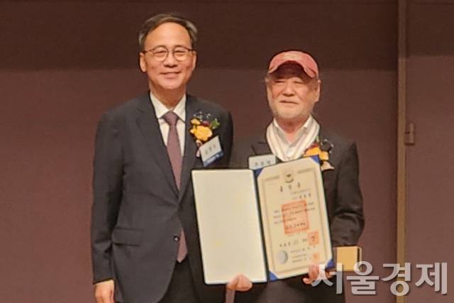 김영수 문화체육관광부 차관이 13일 ‘제39회 책의 날’ 기념식에서 은관문화훈장 수훈자인 권종택 대표와 기념촬영하고 있다. 최수문기자