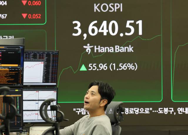 거침없는 코스피 (서울=연합뉴스) 서명곤 기자 = 코스피가 장중 사상 최고치를 경신한 14일 서울 중구 하나은행 딜링룸에서 한 딜러가 모니터를 바라보고 있다. 2025.10.14 seephoto@yna.co.kr (끝) <저작권자(c) 연합뉴스, 무단 전재-재배포, AI 학습 및 활용 금지>