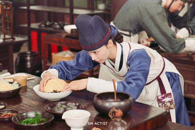 시청률 17%를 기록하며 인기리에 종영한 tvN 드라마 ‘폭군의 셰프’에서 대령숙수 연지영(임윤아 분)이 수라상 음식을 만들고 있다. 사진 제공=SM