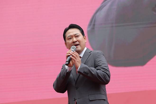 국민의힘 장동혁 대표가 28일 서울 시청역 인근 세종대로에서 열린 사법파괴 입법독재 국민 규탄대회에서 대국민 연설을 하고 있다. ⓒ연합뉴스