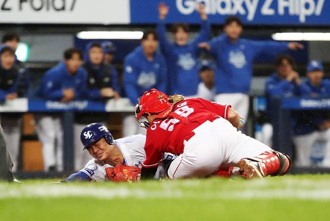 SSG 이지영(오른쪽)은 삼성 시절 팀의 3차례 통합우승에 일조한 베테랑 포수다. 올해 준PO과 삼성과 첫 가을야구 맞대결이라 감회가 남다를 수밖에 없다. 13일 준PO 3차전에서 김헌곤을 태그하는 이지영. 사진제공｜SSG 랜더스