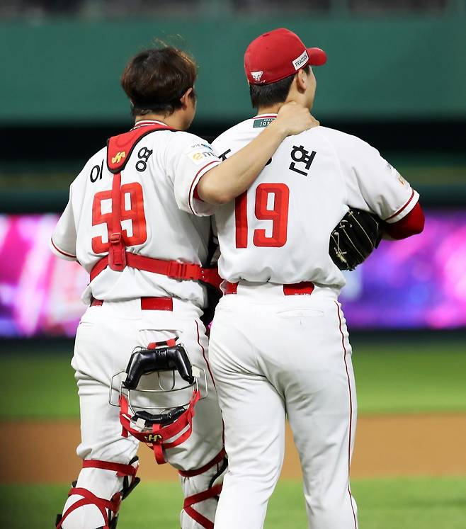 SSG 이지영(왼쪽)은 삼성 시절 팀의 3차례 통합우승에 일조한 베테랑 포수다. 올해 준PO과 삼성과 첫 가을야구 맞대결이라 감회가 남다를 수밖에 없다. 그는 삼성 시절 배웠던 것들을 토대로 조병현 등 젊은 투수들을 이끌어가고 있다.&nbsp;사진제공｜SSG 랜더스