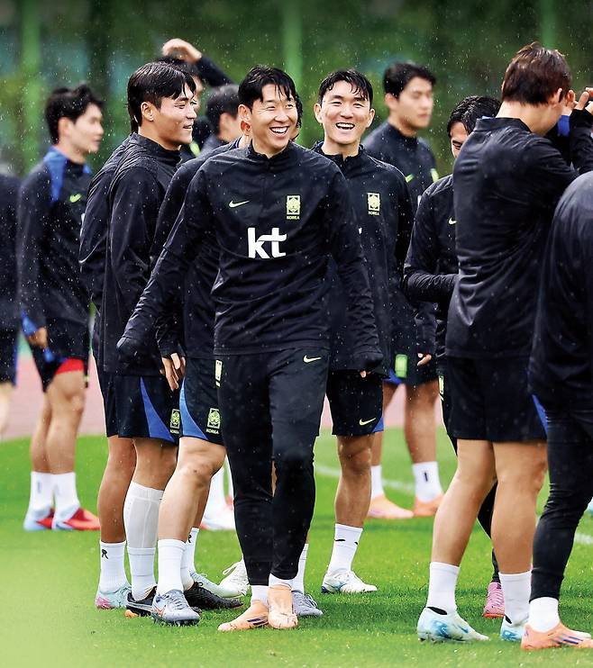 손흥민(가운데)이 파라과이와 평가전을 하루 앞둔 13일 고양종합운동장에서 열린 공식훈련에서 밝은 표정을 짓고 있다. 연합뉴스