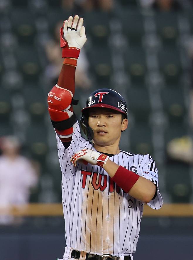 29일 서울 송파구 잠실구장에서 열린 프로야구 2025 신한 SOL 뱅크 KBO리그 kt wiz와 LG 트윈스의 경기 3회말 2사 2루. LG 박해민이 1타점 1루타를 친 뒤 다른 주자 수비를 틈타 2루에 진루하고 있다. 2025.7.29 연합뉴스