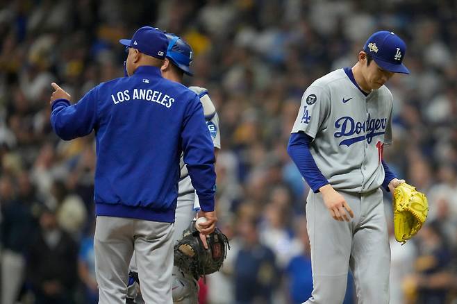 LA 다저스 사사키가 14일 밀워키와의 NLCS 1차전 9회초 투아웃 상황에서 강판되고 있다. AP연합뉴스