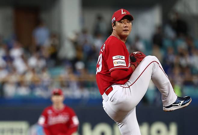 14일 대구 삼성라이온즈파크에서 열린 2025 KBO 프로야구 포스트시즌 준플레이오프 4차전 SSG 랜더스와 삼성 라이온즈의 경기. 1회말 SSG 김광현이 역투하고 있다. 연합뉴스