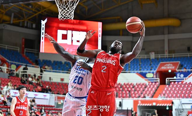 현대모비스의 레이션 해먼즈(오른쪽) | KBL 제공