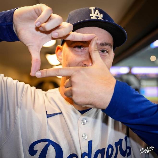 ▲ LA 다저스 블레이크 스넬이 손흥민의 찰칵 세리머니를 흉내내고 있다. ⓒLA 다저스 공식 SNS