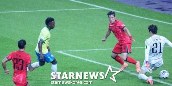 비니시우스 주니오르(왼쪽)를 수비하는 이태석(오른쪽 두 번째)의 모습. /사진=김진경 대기자