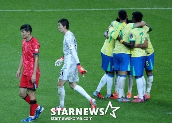 실점 후 아쉬워하는 김민재(맨 왼쪽)의 모습. /사진=김진경 대기자