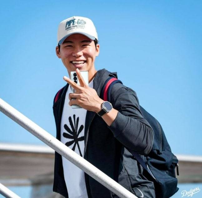 LA 다저스 김혜성이 2025 메이저리그 NLCS 1차전이 열리는 밀워키행 비행기에 탑승하고 있다.  /사진=LA 다저스 구단 공식 SNS 갈무리