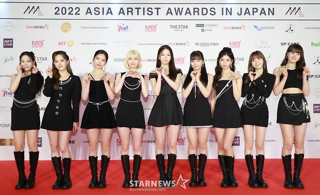 걸그룹 니쥬가 13일 오후 일본 나고야 니혼가이시홀에서 열린 스타뉴스-미디어보이 주최 '2022 Asia Artist Awards IN JAPAN'(2022 아시아 아티스트 어워즈, 이하 2022 AAA) 레드카펫 행사에 참석해 포즈를 취하고 있다.  스타뉴스와 미디어보이가 주최하고 Asia Artist Awards 조직위원회와 더스타파트너, 컬쳐 엔터테인먼트가 공동 주관한 글로벌 NO.1 시상식 '2022 AAA'는 올 한 해 동안 국내외에서 많은 사랑을 받은 가수, 배우들이 참석해 눈을 뗄 수 없는 화려한 글로벌 축제의 장을 펼쳤다. /2022.12.13