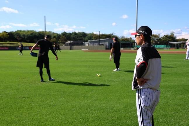 LG 염경엽 감독이 이천 LG 챔피언스파크에서 2025 한국시리즈 대비 합숙 훈련을 지켜보고 있다. /사진=LG 트윈스 제공