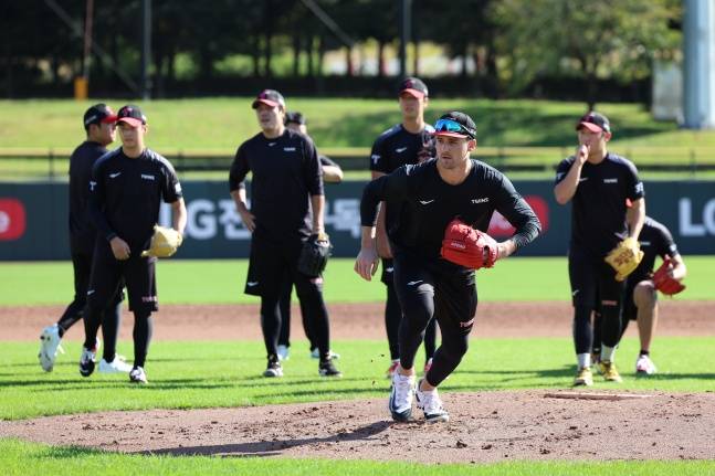 LG 외국인 투수 앤더스 톨허스트(오른쪽에서 3번째)가 이천 LG 챔피언스파크에서 2025 한국시리즈 대비 합숙 훈련에서 PFP 훈련을 하고 있다. /사진=LG 트윈스 제공