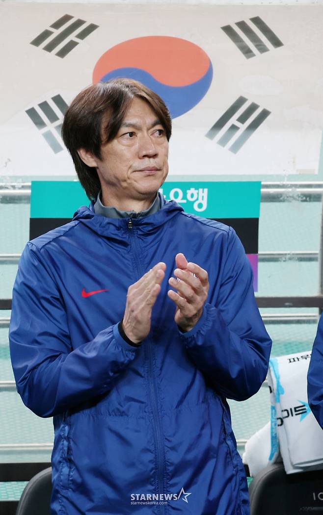 한국 축구 국가대표팀이 14일 서울월드컵경기장에서 파라과이 대표팀과 친선경기를 벌였다.  홍명보 감독이 굳은 표정으로 그라운드를 응시하고 있다. /사진=김진경 kim.jinkyung@