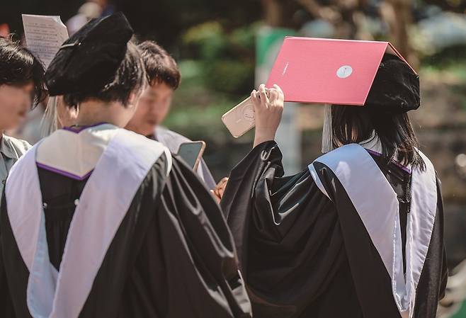 대학에서 졸업 유예를 활용하는 학생은 해마다 늘고 있다.[사진｜뉴시스]