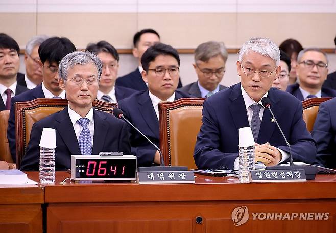 대법원장 이석 요구하는 법원행정처장 (서울=연합뉴스) 류영석 기자 = 천대엽 법원행정처장이 13일 서울 여의도 국회에서 열린 대법원 등에 대한 법제사법위원회 국정감사에서 추미애 위원장에게 조희대 대법원장의 이석을 요구하고 있다. 2025.10.13 ondol@yna.co.kr