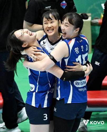 IBK기업은행으로 이적한 임명옥(가운데) [한국배구연맹 제공. 재배포 및 DB 금지]