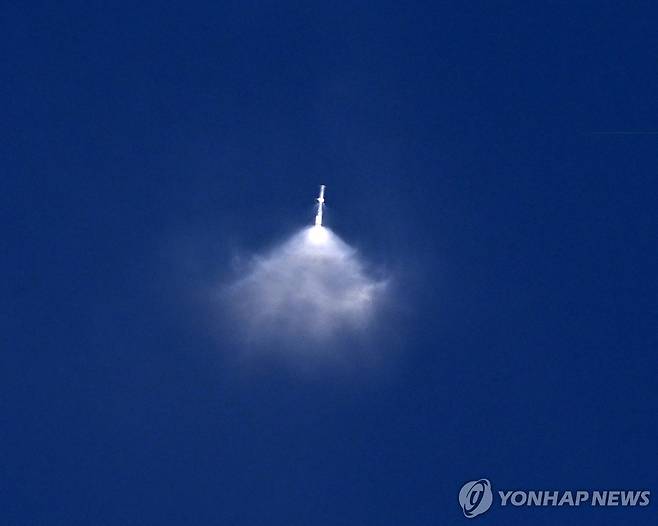 13일 발사 후 다시 하강하는 스타십 로켓 부스터 '슈퍼헤비'  [UPI=연합뉴스. 재판매 및 DB 금지]