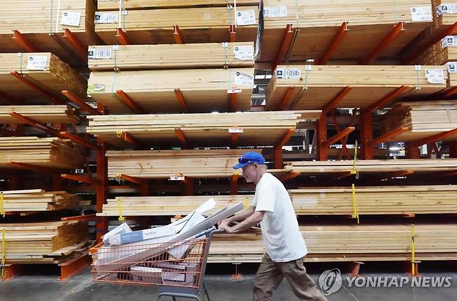 美, 수입목재 10% 관세 발효 [AFP=연합뉴스 자료사진]