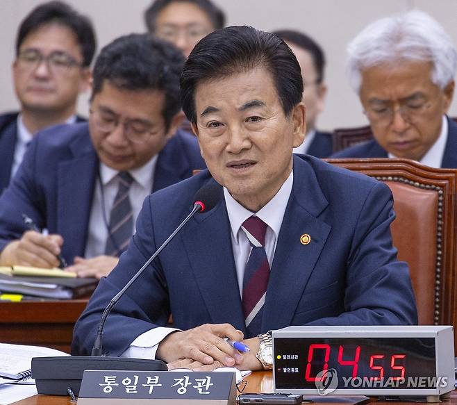 국정감사에서 의원 질의에 답하는 정동영 통일부 장관 (서울=연합뉴스) 황광모 기자 = 정동영 통일부 장관이 14일 국회 외교통일위원회에서 열린 통일부에 대한 2025년 국정감사에 출석해 의원 질의에 답하고 있다. 2025.10.14 hkmpooh@yna.co.kr