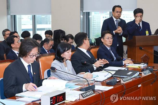 정무위 국감, 발언하는 김범석 우아한형제들 대표 (서울=연합뉴스) 신현우 기자 = 김범석 우아한형제들 대표가 정무위원회 국정감사에 증인으로 출석해 발언하고 있다. 2025.10.14 nowwego@yna.co.kr