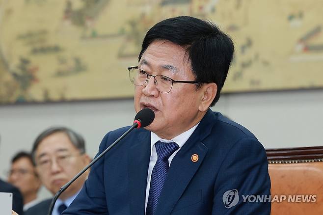 질의에 답하는 최교진 교육부 장관 (서울=연합뉴스) 신현우 기자 = 14일 서울 영등포구 여의도 국회에서 열린 교육부, 국가교육위원회 등에 대한 교육위원회 국정감사에서 최교진 교육부 장관이 의원 질의에 답하고 있다. 2025.10.14 nowwego@yna.co.kr