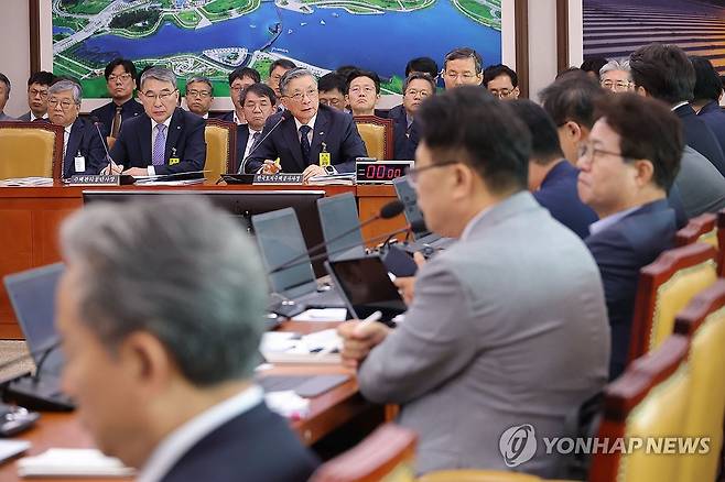 국토위 국정감사, 이한준 한국토지주택공사 사장 참석 (서울=연합뉴스) 류영석 기자 = 이한준 한국토지주택공사 사장이 14일 서울 여의도 국회에서 열린 국토교통위원회 국정감사에서 의원 질의에 답변하고 있다. 2025.10.14 ondol@yna.co.kr