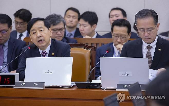 의원 질의에 답하는 구윤철 부총리 (서울=연합뉴스) 황광모 기자 = 구윤철 부총리 겸 기획재정부 장관이 14일 국회 기획재정위에서 열린 2025년도 기획재정부 조세 분야 국정감사에서 의원 질의에 답하고 있다. 2025.10.14 hkmpooh@yna.co.kr
