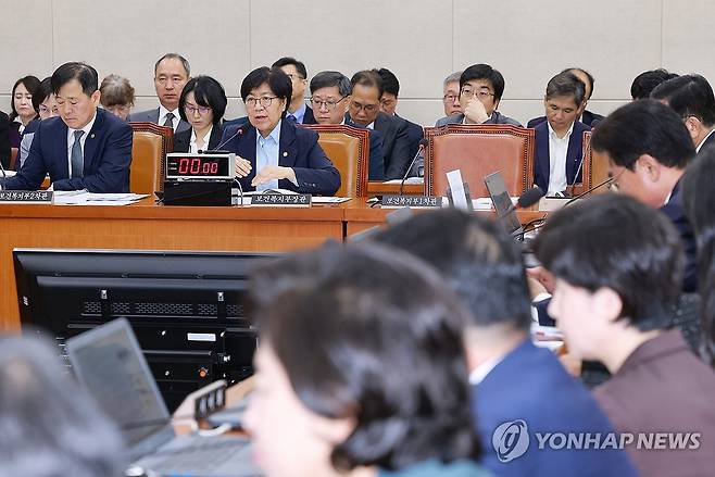 질의에 답하는 정은경 보건복지부 장관 (서울=연합뉴스) 신현우 기자 = 14일 서울 영등포구 여의도 국회에서 열린 보건복지부 등에 대한 보건복지위원회 국정감사에서 정은경 보건복지부 장관이 의원 질의에 답하고 있다. 2025.10.14 nowwego@yna.co.kr