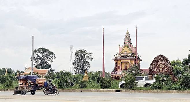 캄보디아 수도 프놈펜 인근 도로 (프놈펜=연합뉴스) 손현규 특파원 = 14일(현지시간) 오후 캄보디아 수도 프놈펜 인근 도로에서 차량들이 달리고 있다. 2025.10.14 son@yna.co.kr
