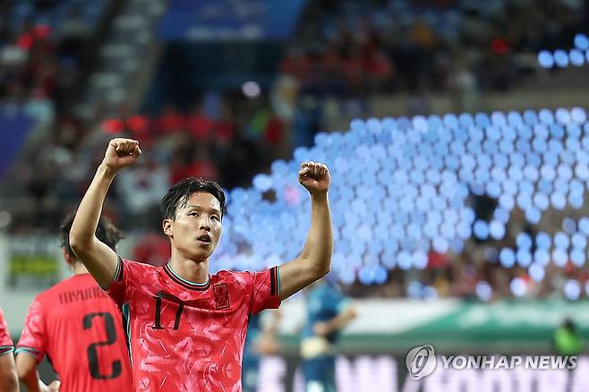 선제골의 주인공은 엄지성 (서울=연합뉴스) 윤동진 기자 = 14일 서울 마포구 서울월드컵경기장에서 열린 한국과 파라과이 축구 대표팀의 친선경기. 엄지성이 선제골을 넣은 뒤 세리머니를 하고 있다. 2025.10.14 mon@yna.co.kr