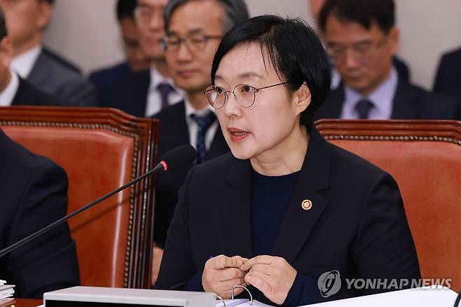 질의에 답하는 한성숙 중소벤처기업부 장관 (서울=연합뉴스) 신현우 기자 = 14일 서울 영등포구 여의도 국회에서 열린 중소벤처기업부, 특허청 등에 대한 산업통상자원중소벤처위원회 국정감사에서 한성숙 중소벤처기업부 장관이 의원 질의에 답하고 있다. 2025.10.14 nowwego@yna.co.kr