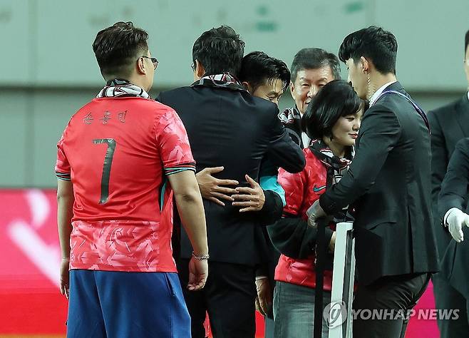 전설들의 포옹 (서울=연합뉴스) 이동해 기자 = 14일 서울 마포구 서울월드컵경기장에서 열린 한국과 파라과이 축구 대표팀의 친선경기.
    경기 시작 전 A매치 역대 최다 출전 기록을 세운 손흥민이 차범근 전 감독과 포옹을 하고 있다. 손흥민은 지난 브라질전 출전을 통해 A매치 통산 출전 137경기를 달성하며 한국 축구의 새 역사를 작성했다. 2025.10.14 eastsea@yna.co.kr