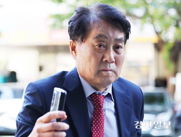 복합문화공간인 ‘그림책꿈마루’ 운영사 선정 과정에서 뇌물을 받은 혐의를 받고 있는 하은호 군포시장이 15일 오전 안양시 동안구 수원지방법원 안양지원에서 열린 구속 전 피의자 심문(영장실질심사)에 출석하고 있다. 2025.10.15 /최은성기자 ces7198@kyeongin.com