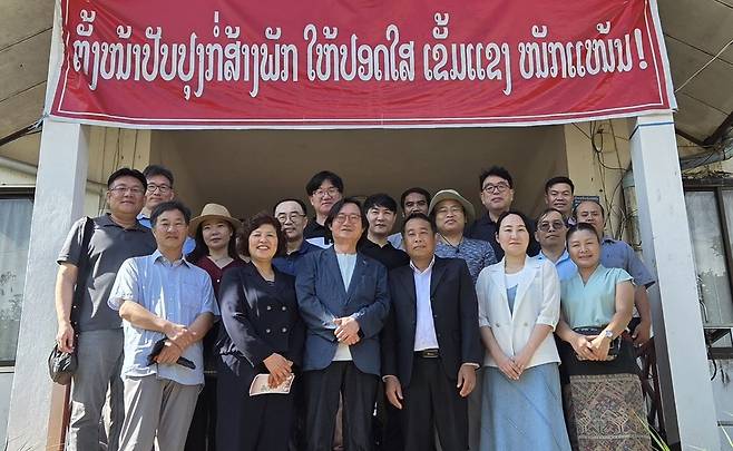 ▲ 경기도지속가능발전협의회 국제교류협력단은 14일 라오스 국립 수파누봉대학교(Souphanouvong University)를 방문해 농림학부 관계자들과 기념촬영을 했다.