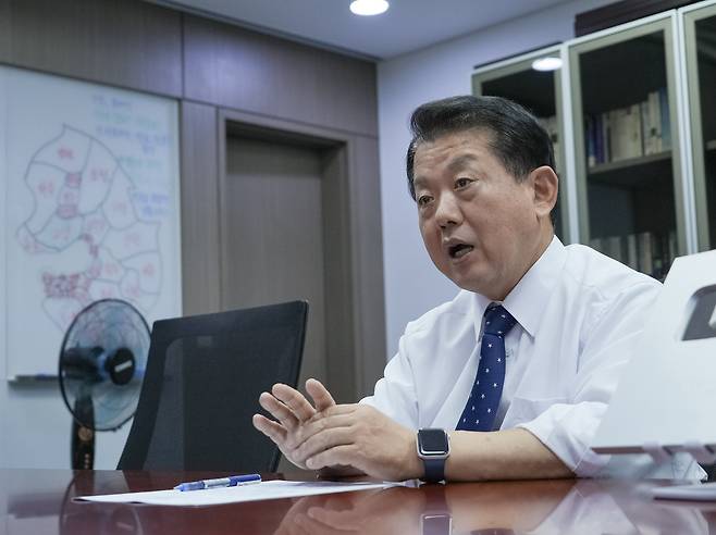 ▲ 더불어민주당 재외국민안전대책단장을 맡은 김병주(경기 남양주시을) 국회의원이 15일 인천일보와 인터뷰를 하고 있는 모습. /사진제공=김병주 의원실