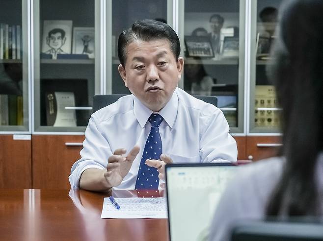 ▲ 더불어민주당 재외국민안전대책단장을 맡은 김병주(경기 남양주시을) 국회의원이 15일 인천일보와 인터뷰를 하고 있는 모습. /사진제공=김병주 의원실